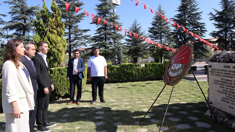 CHP-Afyon Çelenk sunumu (3)